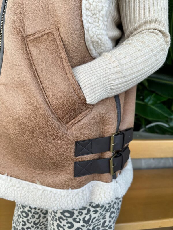 Chaleco corderito camel - Image 3